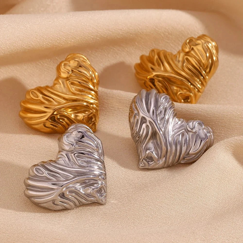 18k Textured Wavy Heart Stud Earrings