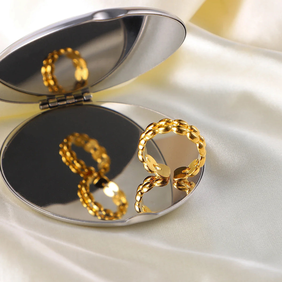 18k Oval Bead Ring